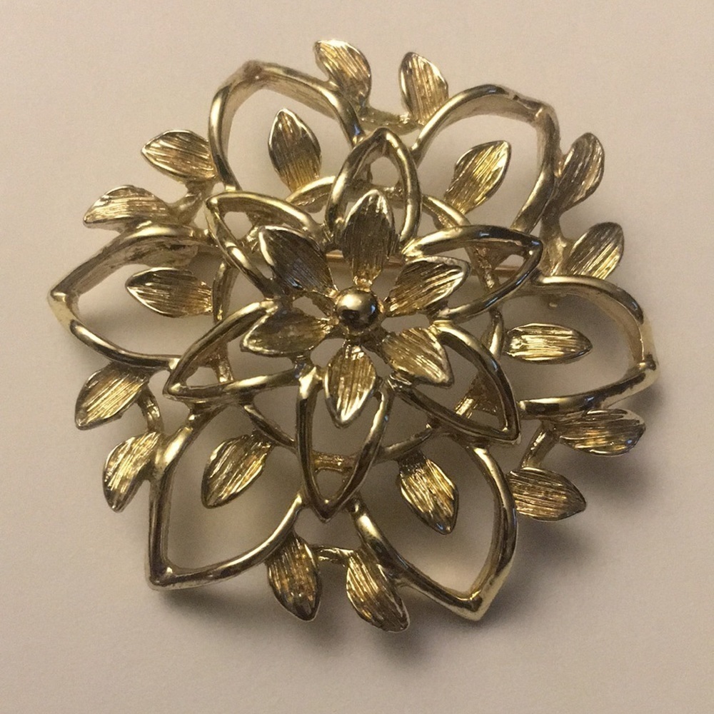 Sarah Coventry flower floral goldtone pin broach 1.75” vintage signed